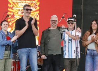 Brandsen homenajeó a Jorge Oss con una jornada de música y cultura Músicos en el escenario del tercer Festival Homenaje a Jorge Oss en la Plaza Hipólito Yrigoyen de Brandsen