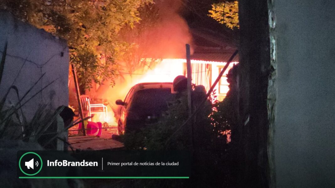 Incendio vehicular Los Aromos - tapa Incendio de un vehículo en el barrio Los Aromos de Brandsen