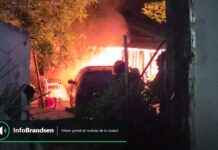 Incendio vehicular en el barrio Los Aromos: se prendió fuego un vehículo estacionado en una vivienda Incendio de un vehículo en el barrio Los Aromos de Brandsen