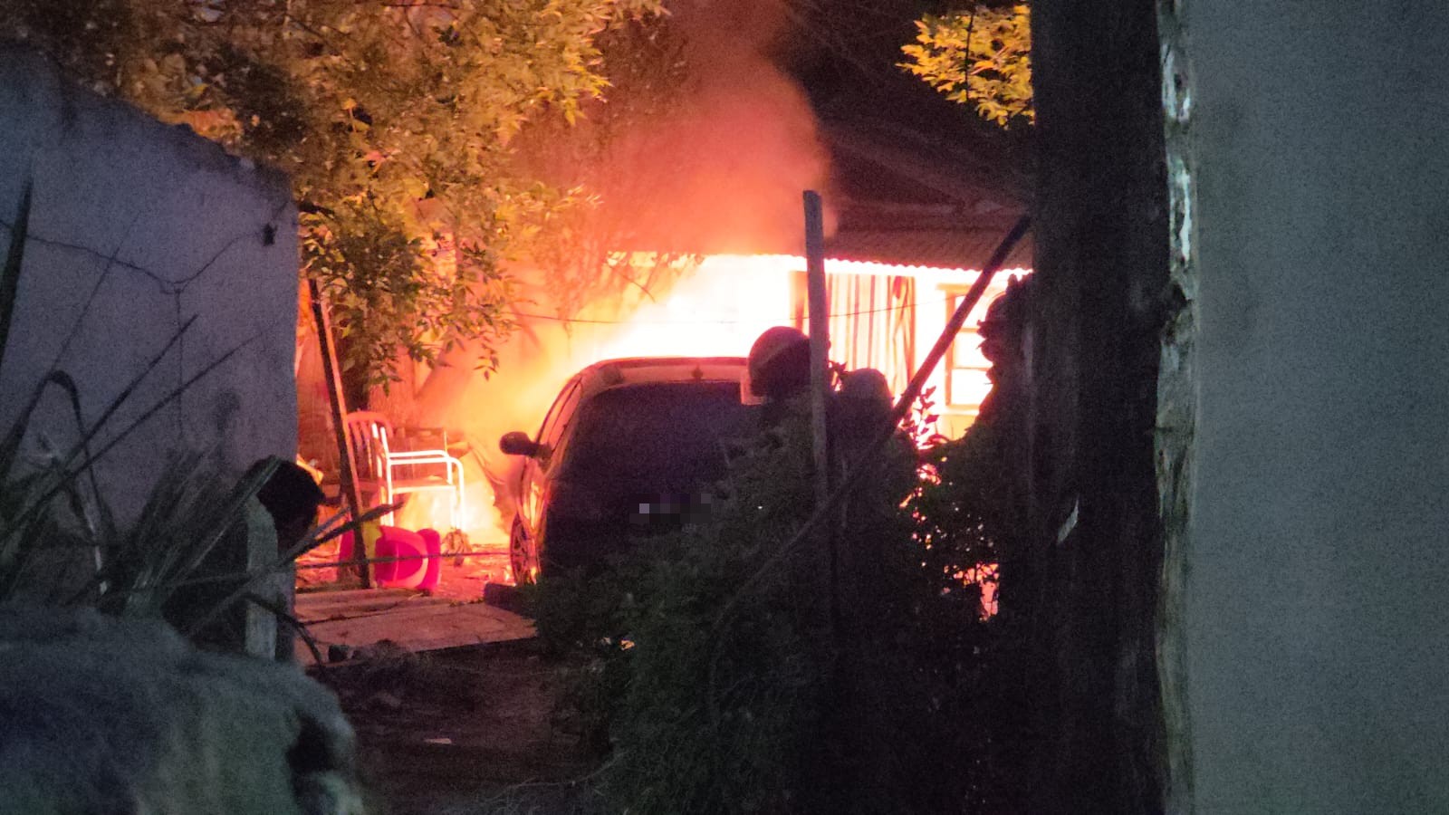 Incendio de un vehículo en el barrio Los Aromos de Brandsen