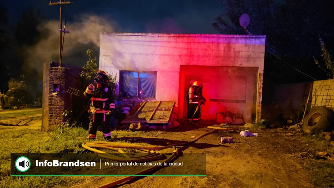 Incendio de vivienda en el barrio República Bomberos Voluntarios trabajando en una vivienda de calle 119 entre 12 y 13, barrio República