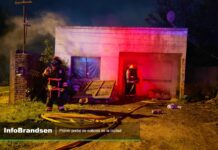 Principio de incendio en una vivienda del barrio República Bomberos Voluntarios trabajando en una vivienda de calle 119 entre 12 y 13, barrio República