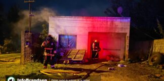 Principio de incendio en una vivienda del barrio República Bomberos Voluntarios trabajando en una vivienda de calle 119 entre 12 y 13, barrio República