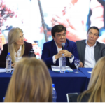Intendentas e intendentes de todo el país reeligieron a Fernando Espinoza al frente de la FAM La mesa principal durante la Asamblea de la FAM