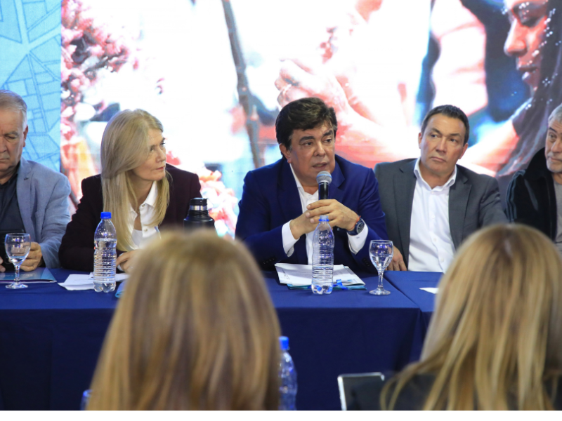 La mesa principal durante la Asamblea de la FAM