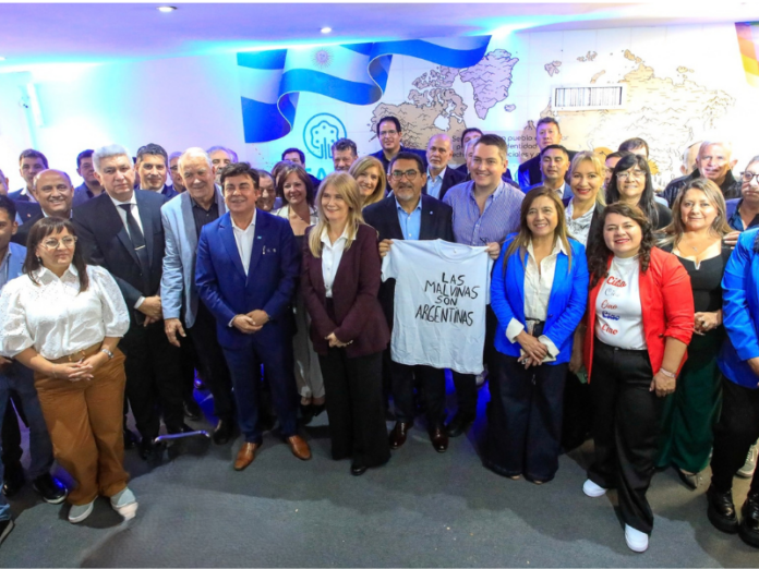 Foto grupal de intendentas e intendentes de todo el país