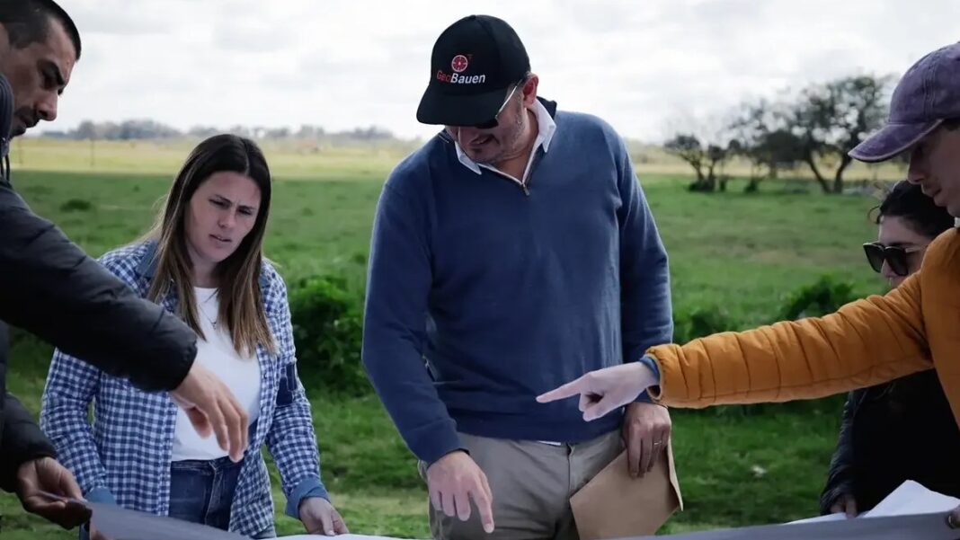 Equipos del Municipio de Brandsen y del Ministerio de Hábitat bonaerense analizan planos en una recorrida por terrenos