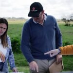 Brandsen avanza con el Plan Buenos Aires Hábitat para nuevos lotes con servicios Equipos del Municipio de Brandsen y del Ministerio de Hábitat bonaerense analizan planos en una recorrida por terrenos