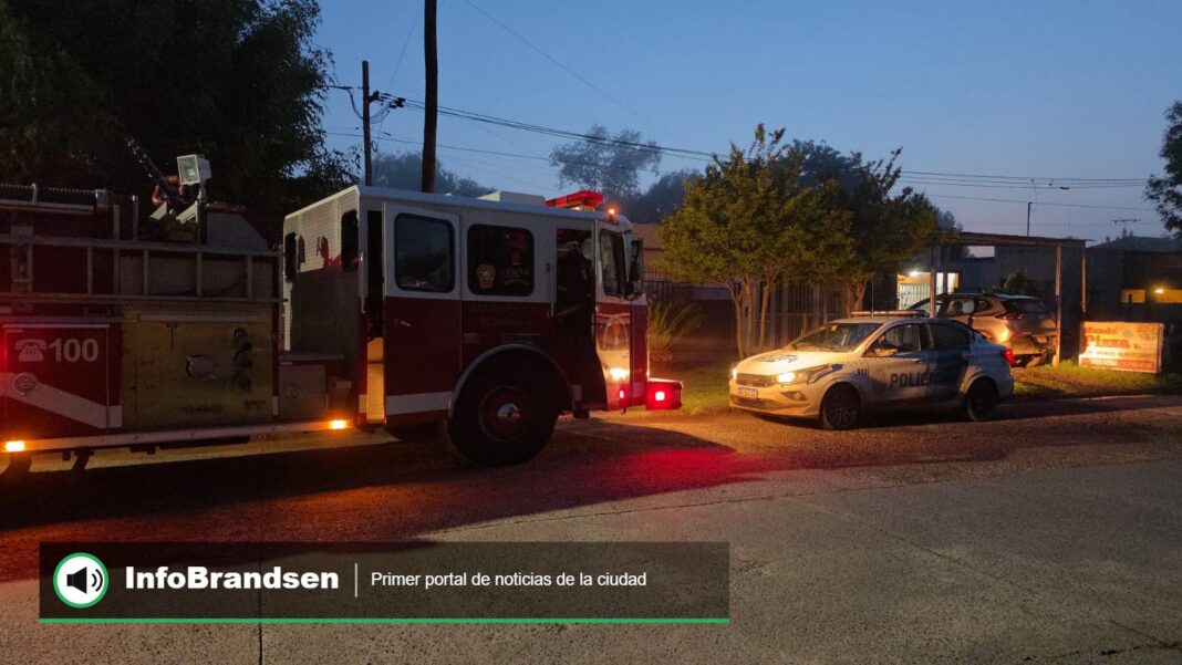 principio-incendio-vivienda-las-heras Autobomba de Bomberos Voluntarios y patrullero en Las Heras entre French y Beruti