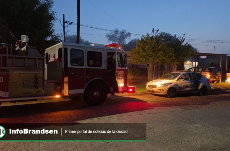 Principio de incendio de vivienda en Las Heras: fue controlado y no hubo heridos Autobomba de Bomberos Voluntarios y patrullero en Las Heras entre French y Beruti