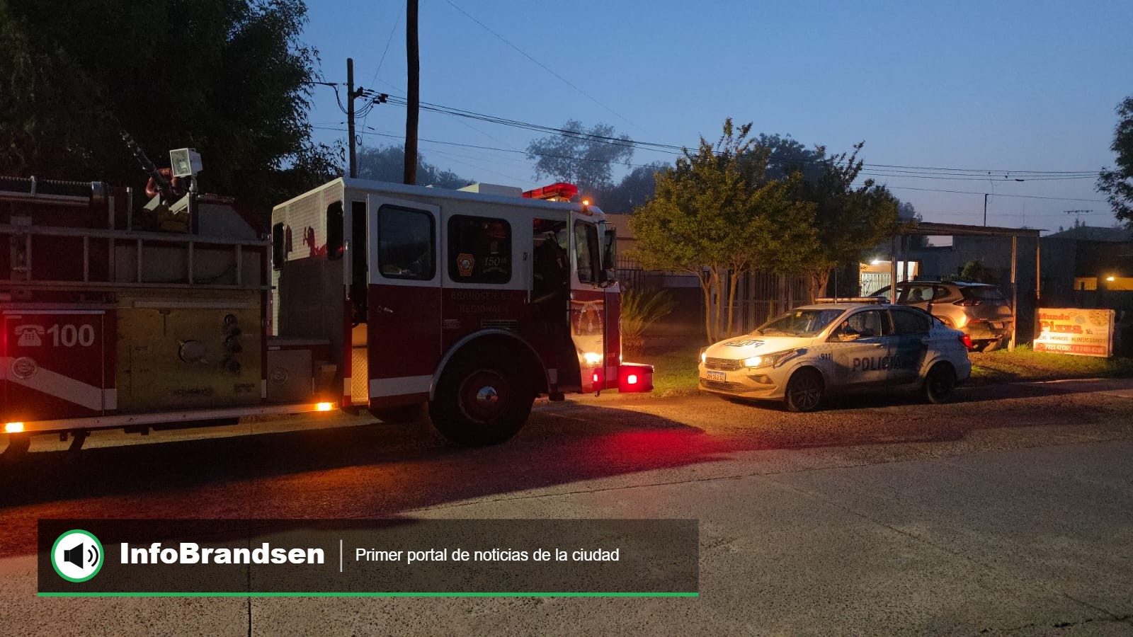 Autobomba de Bomberos Voluntarios y patrullero en Las Heras entre French y Beruti