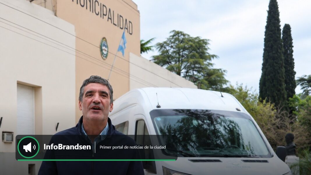 Raitelli minibús - tapa El intendente Fernando Raitelli junto al nuevo minibús municipal