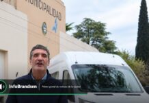 Raitelli presentó un nuevo minibús y apuntó contra la oposición por el consorcio vial: “Esas agachadas políticas no me gustan” El intendente Fernando Raitelli junto al nuevo minibús municipal