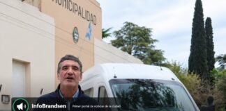 Raitelli presentó un nuevo minibús y apuntó contra la oposición por el consorcio vial: “Esas agachadas políticas no me gustan” El intendente Fernando Raitelli junto al nuevo minibús municipal
